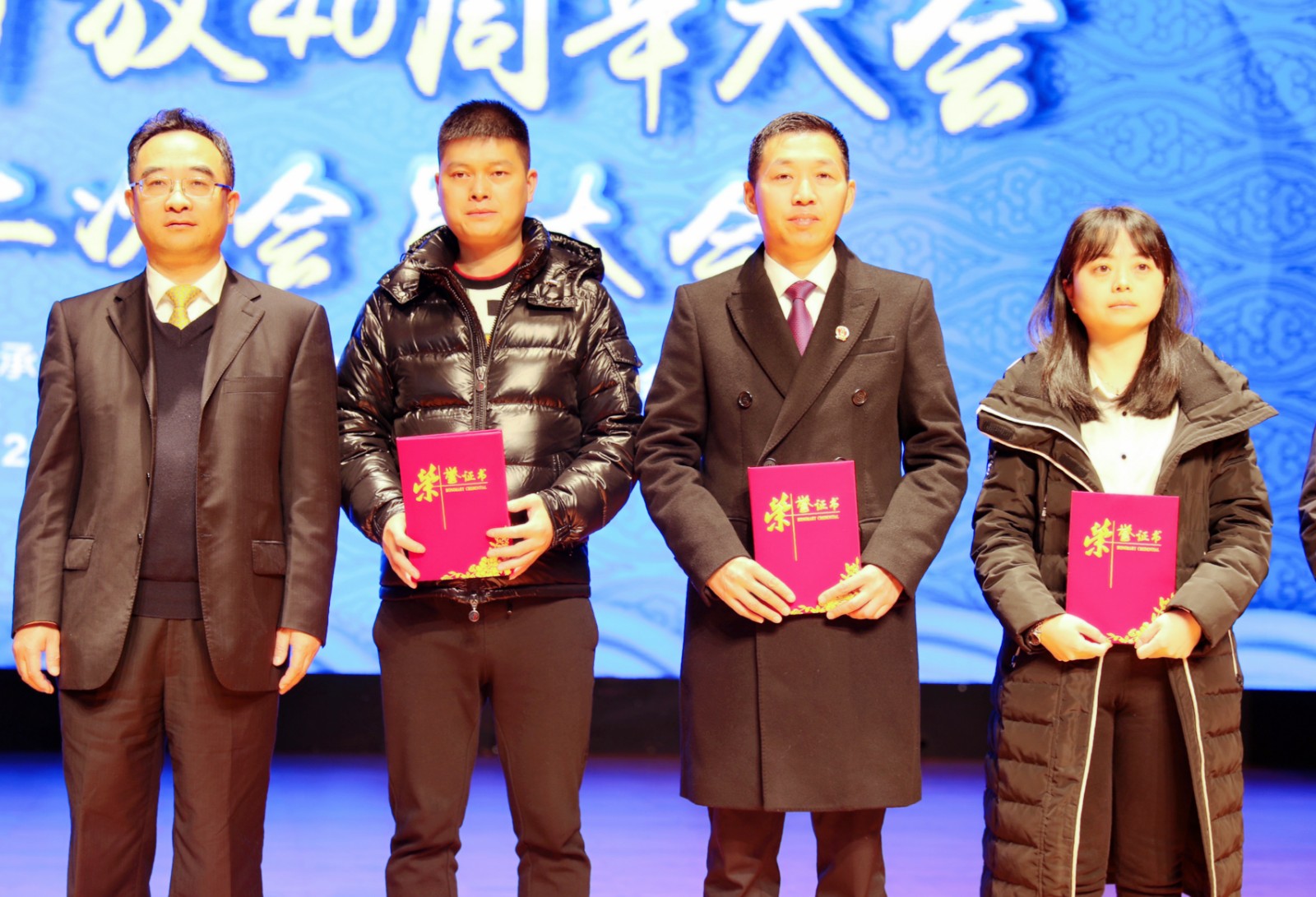 省委统战部副部长魏在田（左一）向获奖人员颁奖.jpg