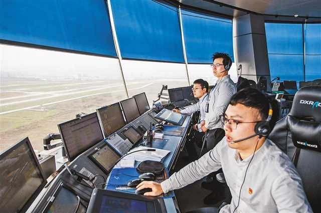 探秘重庆机场塔台 每天近千架飞机如何有序起降