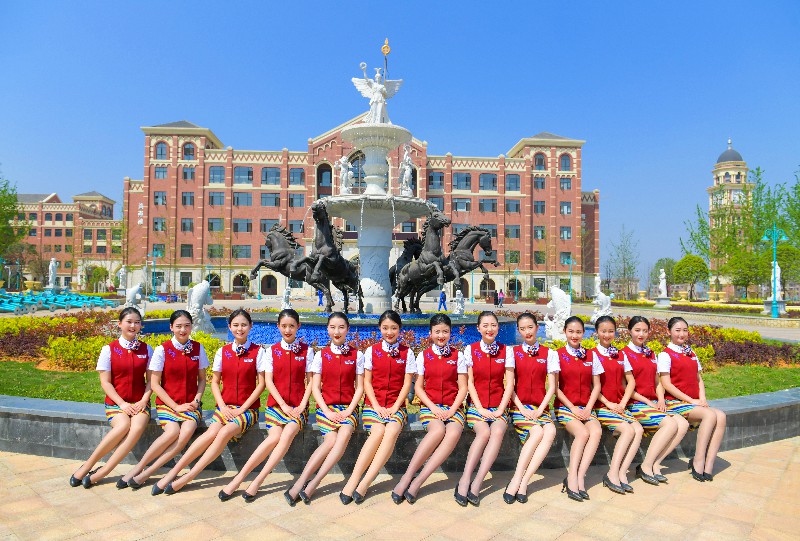 1781611993112747.jpg 瑞丽广场前合影_副本~1.jpg